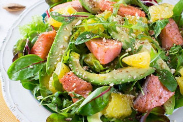 Салат с семгой и авокадо